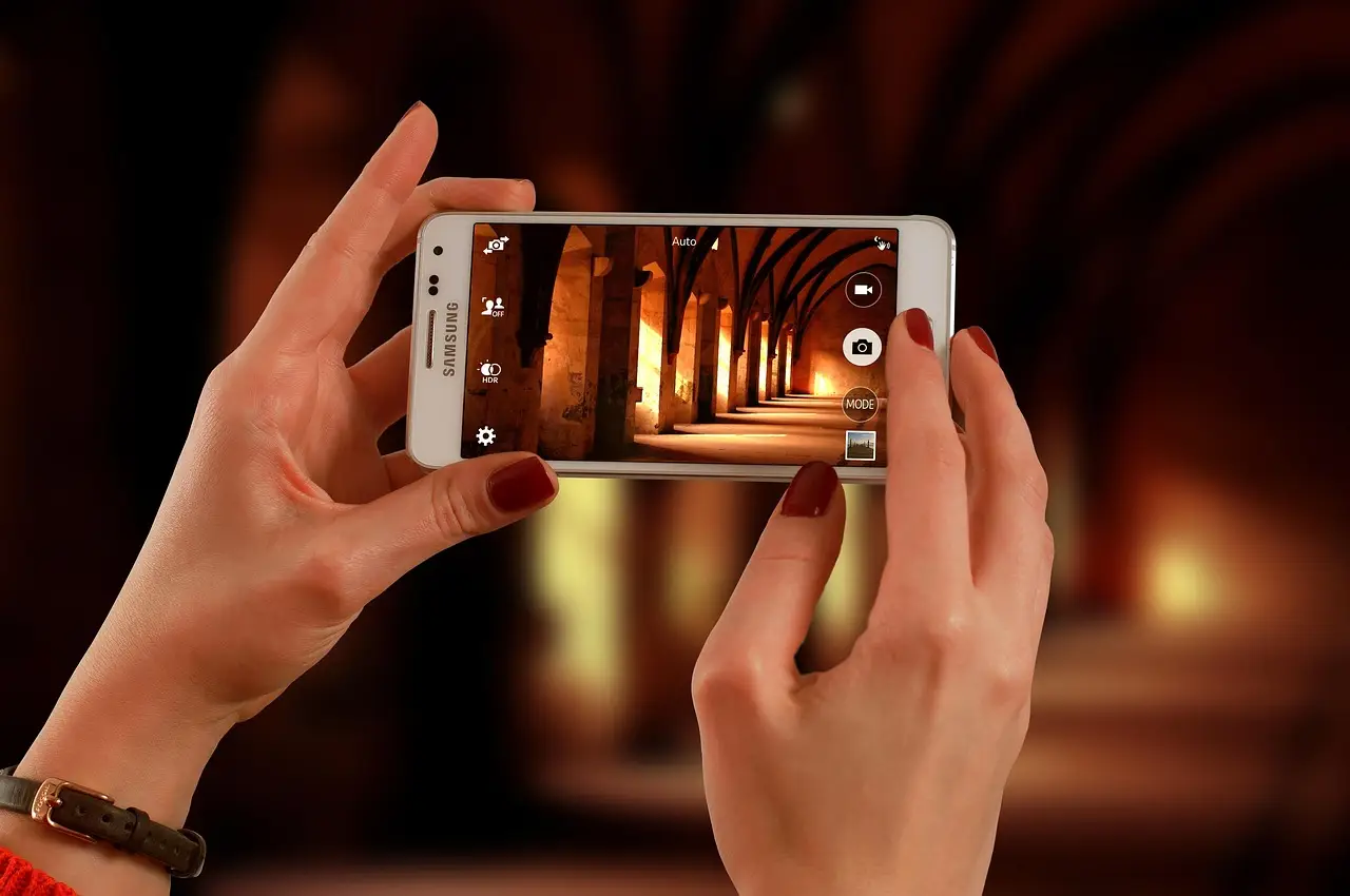Amazon’s first digital picture frame lets you add voice notes to photos