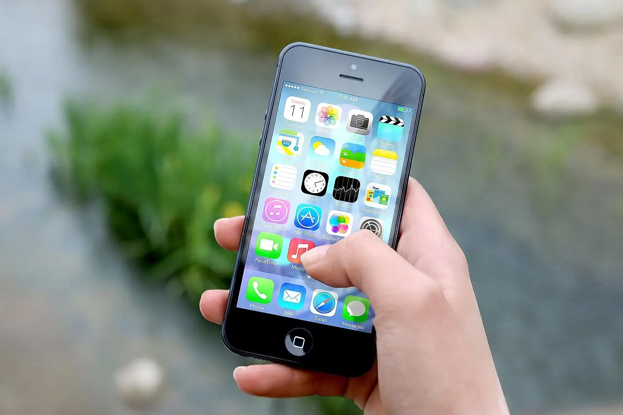 IFixit’s look inside the iPhone Duo may explain those broken screens and hinges